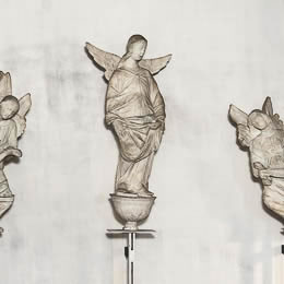 Angeli reggivelario (dal portale nella facciata della Cappella)