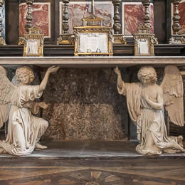Altare con angeli reggimensa