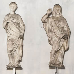 Coppia di Virtu' (dal finestrone a destra nella facciata della Cappella)